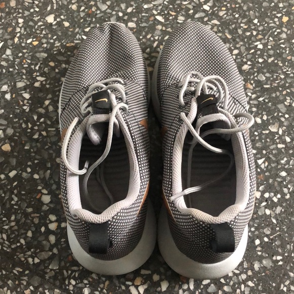 NIKE ROSHE GREY GOLD SNEAKERS - Picture 4 of 5